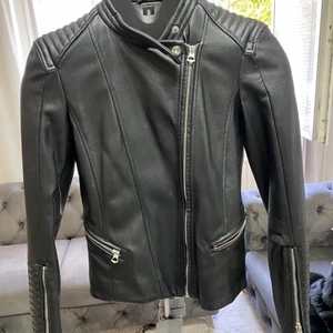 Helt ny skinnjacka  - Helt ny svart skinnjacka passar bra till hösten storlek 34  