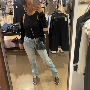 Jeans från gina - Säljer dessa skitsnygga jeans från Gina storlek 36 jätte bra skick och kvalité men tycker personligen inte de sitter fint på mig, annars skitsnygga. Köpa för 600 men säljer för 300 (pris kan alltid diskuteras vid snabb affär.) Kan skicka fler bilder 