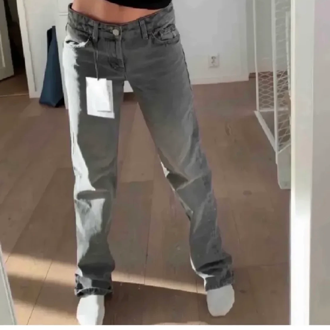 Gråa lågmidjade zara jeans!!!!!