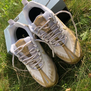 Nike skor - Fina och fräscha Guld/vit Nike skor som är använd endast 1 gång. Säljer för att de var små för mig.