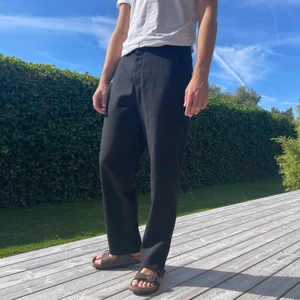 Ami Paris kostymbyxor  - Ami Paris svarta kostymbyxor i storlek 40, passar mig som är 1.87 cm lång och normalbyggd. Köpta i Cph för 2 999kr, säljes för 1300kr. Bjuder på frakt