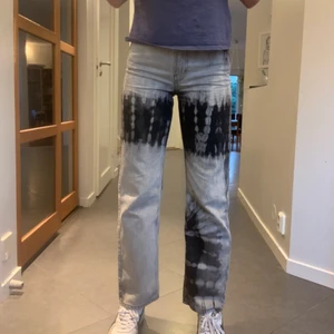Jeans - Snygga tid-die jeans från Weekday. Jag är 170 cm går precis ner till skorna. Garderob utränsning, kolla andra annonser!