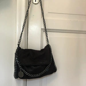 Stella McCartney väska - Säljer min Stella McCartney liknande väska. Den är i hyfsat bra kvalite förutom att knappen som man stänger med har ramlat av, men det är lätt fixat.  Frakt tillkommer💕💕 KÖP DIREKT FÖR 480