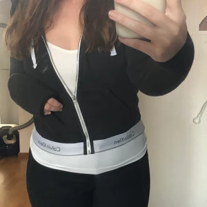 Calvin Klein zip-up - Svart munkjacka från Calvin Klein i storlek S. Köparen står för frakt🥰