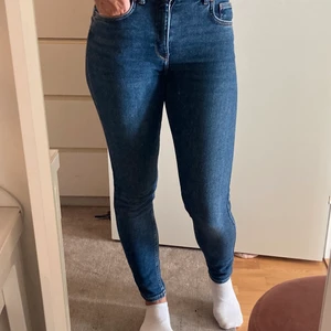 Gina Tricot jeans ”Molly” stl 36 - Högmidjade skinnyjeans från Gina Tricot i modellen ”Molly”. Stl 36 i supersnygg denim tvätt. 