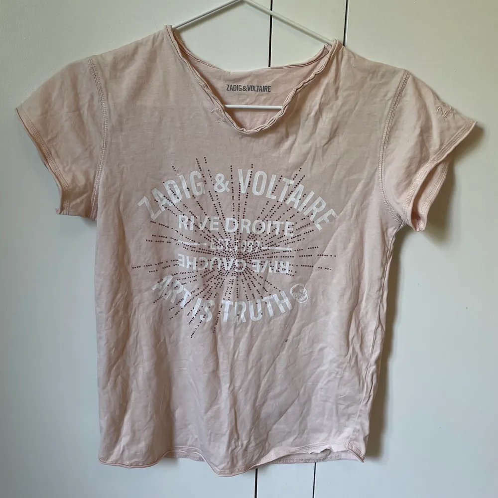 Säljer min fint sparsamtanvända Zadig Voltaire t-shirt som jag köpte förrra våren!💘 storlek 14 år så skulle säga att den är som en xs. Passar till mycket!! frakten räknas inte in i priset! Buda💓💓. Tröjor & Koftor.