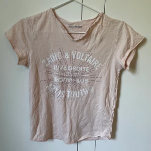 Snygg Zadig T-shirt💗 - Säljer min fint sparsamtanvända Zadig Voltaire t-shirt som jag köpte förrra våren!💘 storlek 14 år så skulle säga att den är som en xs. Passar till mycket!! frakten räknas inte in i priset! Buda💓💓