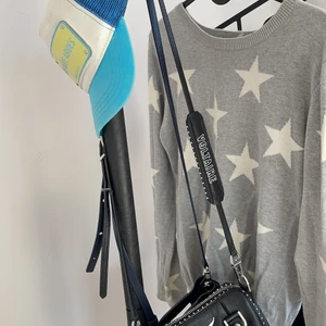 Så söt stjärntröja - Så himla fin stjärntröja, köpte den på arkivet i sthlm! Jättebra skick med tanke på att jag nästan aldrig använt den!🥰