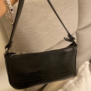 Väska - Säljer mina axelväskor, 60 kr styck 🥰💕 Du kan få båda för 100 kr 💕 Om du vill ha fler bilder så tveka inte att höra av dig !💕
