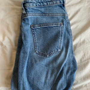 Arket jeans  - Arket W003 CROPPED w26 jeans. 99% organic cotton. Använda ett antal gånger vilket gör att jag endast säljer dem för 50kr. Kvaliten är väldigt bra och passformen perfekt. 