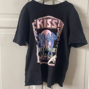 H&M t-shirt i storlek XS - Schyst t-shirt från H&M. Plagget är från 2020, använt men i gott skick. 😊 Hör av dig om du är intresserad! 