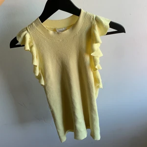 H&M Gul volangtopp - Gul stickad volangtopp med en avslappnad modell. 