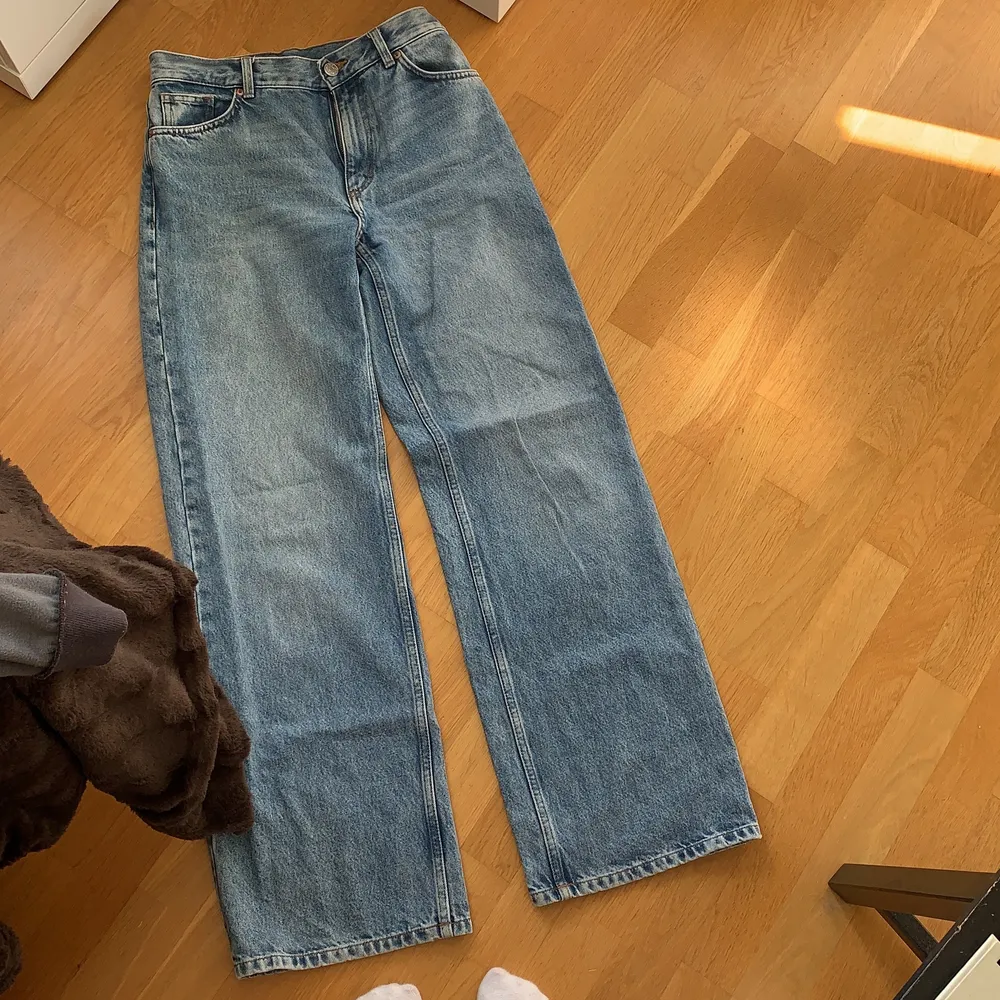 Fina och trendiga vida jeans från monki i storlek 28💗 frakt tillkommer . Jeans & Byxor.