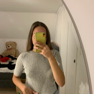 T-shirt  - T-shirt från Gina tricot med superfin passform 