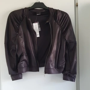 Ny finjacka/kavaj/bomber - Helt ny svart jacka som är kortare än vanlig jacka.