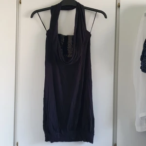 Topp/tunika med paljetter  - Snygg svart topp /tunika med paljetter. Använd fåtal gånger 