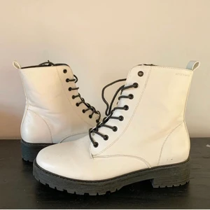 Boots - Vita boots från HM! Säljer då dem är för stora för mig, dock bara använda en gång, men har små fläckar! Jag har inte testat och tvätta bort de, så kanske går bort! 🤗 (köparen står för frakten)