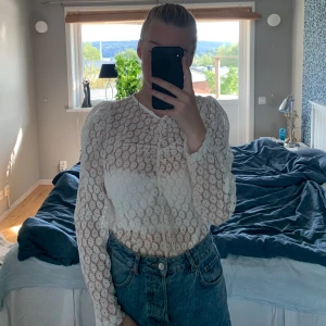 Tröja i spets från Gina Tricot, strl 38 - Vit tröja i spets från Gina Tricot, använd en gång☺️