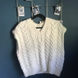 Stickad väst/hm - En näst intill oanvänd stickad väst från hm. Köpt förra vintern.