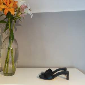 Populära, fina sandaletter från H&M med perfekt klack att orka gå i länge! Använda endast 1 gång. Passar både till vardags och fest ✨