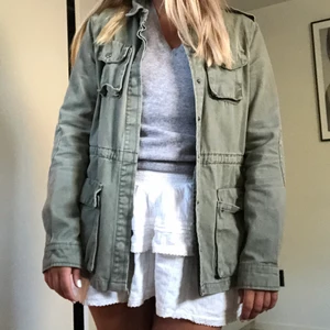 Militärgrön jacka - Säljer denna supersnygga jackan ifrån only som passar perfekt nu till hösten😍😍 Skriv privat om ni har frågor!!