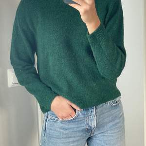 Säljer min gröna stickade tröja från hm, perfekt nu till hösten!!