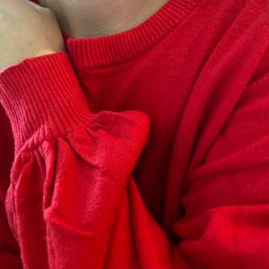 Finstickad röd tröja, använt fåtal gånger. 