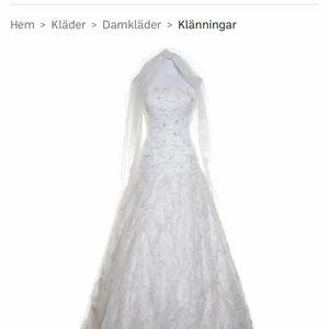 Brud Klänning - Klänningen med Slöjan har en otroligt vacker brodyr med mjuka nyanser av varm vit. Klänningen är i god  Skick & kemtvättat. Storlek Small/Madium