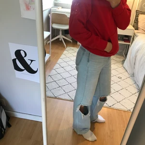 Hoodie - Röd musig hoodie med mjuk insida. Den är en jätteskönt och snygg hoodie som verkligen fyller mina krav dock känns den inte helt rätt för mig längre för den är lite liten. Köpare betalar för frakten