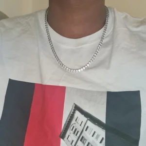 Silver chain - Hej! Jag säljer en silver chain i väldigt bra skick. Den är använd två gånger. Skicka meddelande om ni är intresserade. :) 