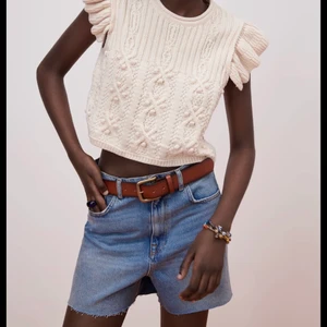 Stickad topp med volangärm zara - Helt slutsåld stickad topp  med volangärm från zara. Endast använd en gång. Köpt för 259 säljer för 140! I storlek M men passar även S!