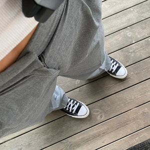 Gråa kostymbyxor  - Supersnygga kostymbyxor från h&m, använda ett fåtal gånger så är i mycket fint skick! Köpta för 399 säljer för 150. Storlek 42 men gillar när dem är lite större och sitter löst i midjan!