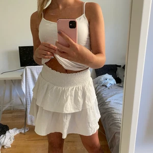 Vit volang kjol - Säljer denna fina vita volang kjolen då den inte kommer till användning💗 Använd Max 5 ggr, köpare står för frakten💕💕
