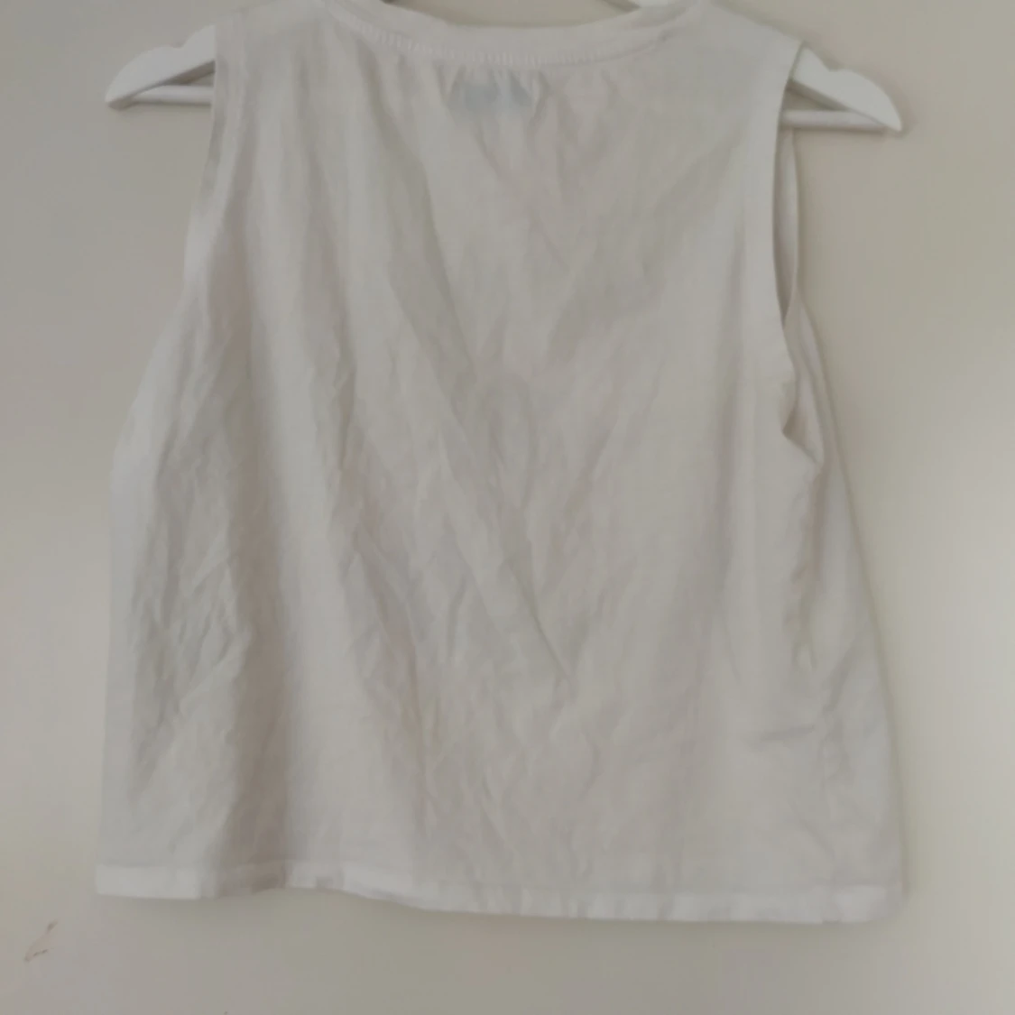 Vitt linne med svarta detaljer  - 90