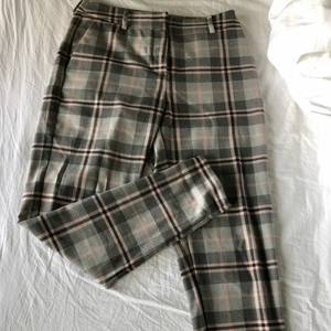 Kostymbyxor - Grå/rosa rutiga kostymbyxor, använda endast en gång, ser ut som dom aldrig varit använda. 