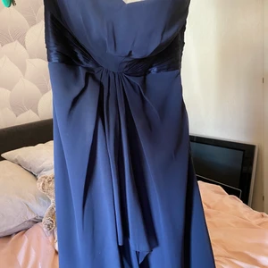 Finklänning  - Super fin coast klänning köpt i London för några år sedan. Endast använd en gång, på julafton det året dne köptes. Den är super fin men jag har vuxit ur den och kan inte ha den vilket är väldigt tråkigt. Nypris låg på 800-900kr kommer inte ihåg exakt. Säljer den för 300kr då det gör lite ont i mig