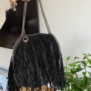 Väska - Svart cool väska med kedjor runt om och ett längre axelband som man även kan ta av. BUD PÅ 300