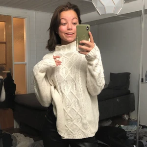 Tröja ifrån Lindex - Vit tröja ifrån Lindex med flätat mönster där fram på plagget. Aldrig använt 