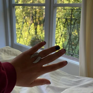 Ring - Säljer min otroligt fina silver ring med vingar på, den är justerbar i storleken💜 