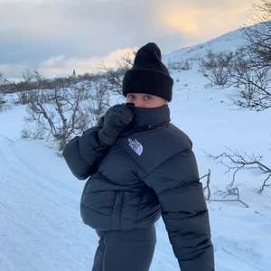 The North Face 1996 Retro Nuptse Jacket - Säljer min varma och fina unisex jacka från TNF! Köpt för 2700 förra vintersäsongen 2020. Hel och fin, håller värmen bra!