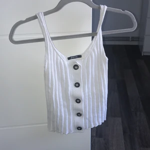 Vitt tyg linne  - Detta linnet är verkligen definitionen av en somrig dag, linnet har ett jätte skönt material, och passar med vad som helst. 