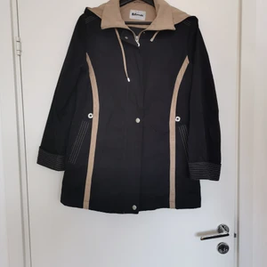 Jacka från Hettemarks! - Säljer denna fina jacka av hög kvalité från Hettemarks i strl 38/40.  Perfekt att ha under något blåsigare sommardagar/ under hösten! Säljs endast för 300 kr!   Finns att hämta i Skärholmen/Vårberg. I annat fall står köparen för porto. Fler bilder kan självfallet skickas vid intresse. Tveka inte att skicka mig ett PM!