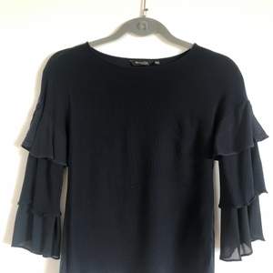 Elegant blouse by Massimo dutti, dark blue, size S. Shipment included in the price, if bought with other garment all be shipped together and one item will have a reduced price.