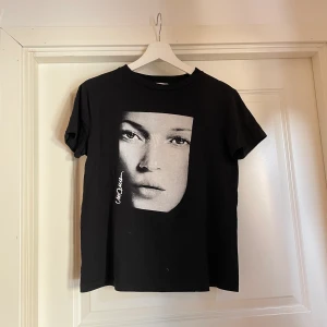 T-shirt från Mango - T-shirt från Mango. Aldrig använd, så i fint skick. 