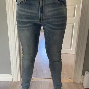 Skinnyjeans Zara Storlek 46 - Säljer ett par skinnyjeans från Zara i storlek 46. Använda fåtal gånger därmed ett bra skick. Köparen står för frakt.