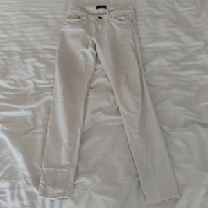 Vita byxor  - Vida jeans från bershka. Vet inte hur gammla dom är men tror att dom bara är ett par år. Dom är lågmidjade och passformen är slim :) 