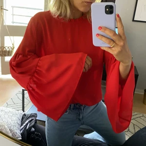 Blus med stora ärmar från Gina Tricot  - Blus med stora ärmar från Gina Tricot. Röd. Storlek 44. Sparsamt använd.