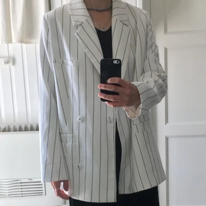 Kavaj - Vitrandig kavaj från Weekday. Storlek small. Sparsamt använd