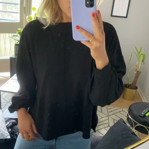 Långärmad tröja från H&M - Långärmad tröja från H&M. Bredare ärmar. Storlek L. Gott skick.