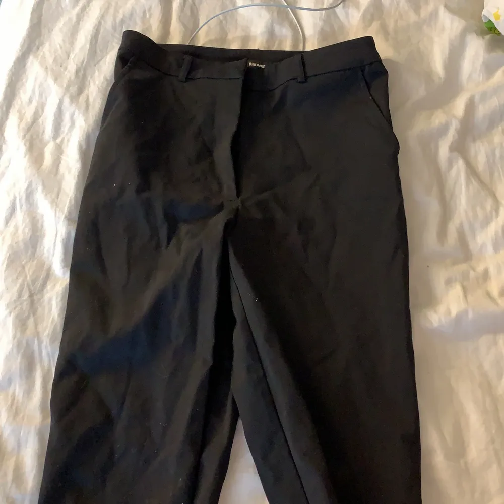 Svarta kostymbyxor från bik bok i storlek 36 (S). Använd ett fåtal gånger så är i bra skick❤️. Jeans & Byxor.